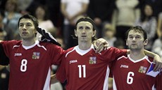 Čeští futsalisté (v červeném) poslouchají hymnu.