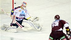Pardubický branká� Du�an Salfický inkasuje gól od Zde�ka Bahenského ze Sparty.