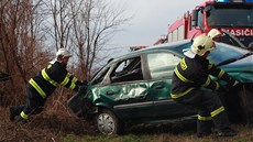 Na Vykovsku havarovalo na Nový rok auto, po nehod skonilo v kolejiti.