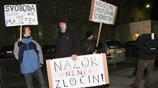 Dvacítka lidí s transparenty podpo�ila p�ed olomouckým okresním soudem