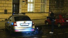 Policie v pra�ském Karlín� objevila zápalné lahve pod slu�ebními vozy .
