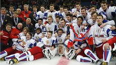 BRONZOVÍ. Juniortí reprezentanti Ruska slaví tetí místo na mistrovství svta.