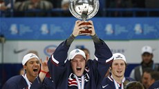 S POHÁREM. Američtí hokejisté se radují z titulu mistrů světa do 20 let.