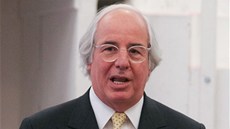 Nakonec se mu to povedlo, Frank Abagnale nemá nouzi o peníze. A vydlává si je