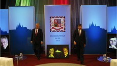 Prezidentský duel mezi Miloem Zemanem (vlevo) a Janem Fischerem (vpravo)