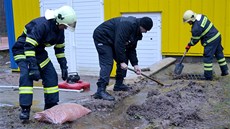 V Nejdku a za Kraslicemi se voda z �ek za�ala vylévat mimo koryto. Hasi�i �erpali vodu a chránili domy pytli s pískem (5. ledna 2013)