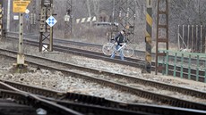 Ne v�ichni chodci i cyklisté respektují zákaz vstupu na koleji�t�. Foto: Radek Kalhous