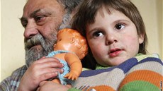 V roce 2009 �ila Pavlínka se svým d�dou ve vybydleném dom�, kde nefungovala