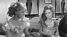 Iva Janžurová a Jiřina Jirásková v televizním seriálu Sňatky z rozumu (1968)