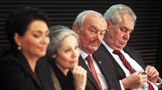 Jana Bobo�íková, Tá�a Fischerová, P�emysl Sobotka a Milo� Zeman p�i debat�