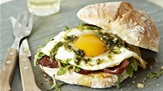 Ciabatta s vejcem, su�enými raj�aty a pestem