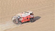 V DUNÁCH. Aleš Loprais s tatrou v úvodní etapě Rallye Dakar 2013.