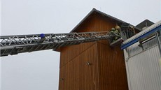 Hasi�i zachra�ují mu�e, který ve Viký�ovicích na �umpersku spadl do stroje na