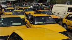 Taxíky, to jsou v Yaoundé v naprosté vtin na luto pestíkané osobní toyoty.