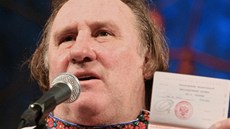 Gérard Depardieu se chlubí ruským pasem (leden 2013).