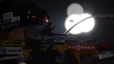 NO�NÍ PRÁCE. Biatlonisté p�i st�elb� za um�lého osv�tlení v n�meckém Oberhofu. 