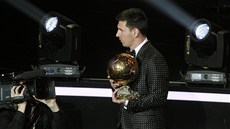 ÚSMV, PROSÍM. Argentinský fotbalista Lionel Messi pózuje se Zlatým míem.