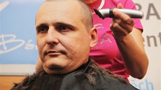 Vít Bárta se nechal ost�íhat dohola, prohrál toti� sázku, kterou sám vyhlásil