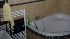 V koupeln� zabírala zbyte�n� moc místa rohová vana.