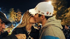 JSME ZASNOUBENI! Hokejista Alexandr Ovekin u líbá tenistku Marií Kirilenkovou