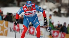 Ruský lídr Tour de Ski  Maxim Vyleg�anin na trati sprintu ve �výcarském