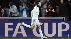 NESLYÍM VÁS. Fotbalista Swansea Michu slaví gól v duelu Anglického poháru