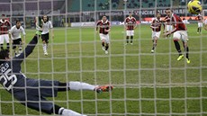 PENALTA. Giampaolo Pazzini z AC Milán promnil pokutový kop v utkání proti
