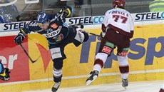 NÁRAZ. Vítkovický Richard Stehlík padá po stetu se sparanským útoníkem