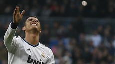 ZMAENÁ ANCE. Cristiano Ronaldo lituje nepromnné píleitosti v utkání proti