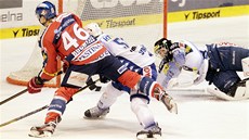 D�RAZ. Pardubický úto�ník Jan Buchtele se sna�í zamést puk do volné brn�nské