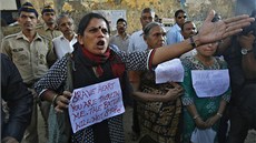 Po smrti dívky vyly opt do ulic tisíce Ind. Na snímku protestující eny v...