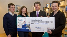 Ond�ej �erný a Lucie Teglová (zleva) p�evzali od obchodního vedoucího SME