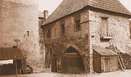 Fotografie Kouimské brány z roku 1920.