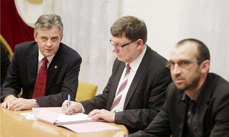 Ministr dopravy Zbynk Stanjura na jednání v Chrudimi.