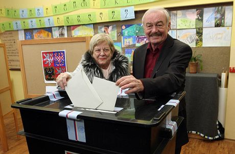 Pemysl Sobotka hlasoval na liberecké základní kole Kunratická.