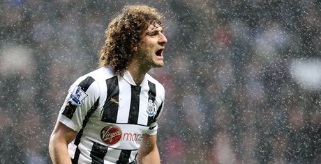 VYVÁZL BEZ ZRANNÍ. Fabricio Coloccini, obránce Newcastlu, dostal v utkání s Crystal Palace mincí do hlavy. ádné zranní vak neutrpl.