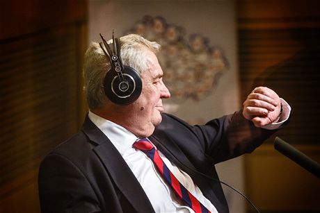 Milo Zeman bhem poadu na stanici eský rozhlas Radiournál. (4. ledna 2013)