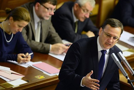 Premiér Petr Neas pi jednání Snmovny o nedve jeho vlád.
