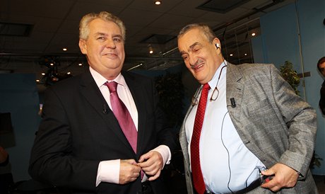 Milo Zeman a Karel Schwarzenberg se u se svými týmy pipravují na druhé kolo.