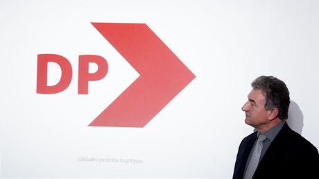editel hradeckého Dopravního podniku Miloslav Kulich pedstavuje nové logo.
