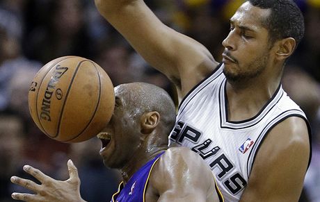 Hvzdný Kobe Bryant (vlevo) z Los Angeles Lakers elí jednak bránní v podání