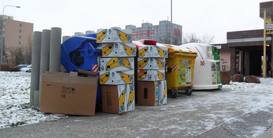 Kontejnery na tídný odpad v Chalupkov ulici na Jiním Mst.
