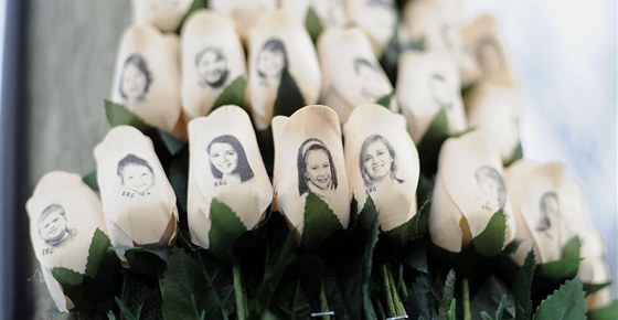 Kytice bílých rí pro obti masakru v Newtownu (10. ledna 2013) | foto: AP
