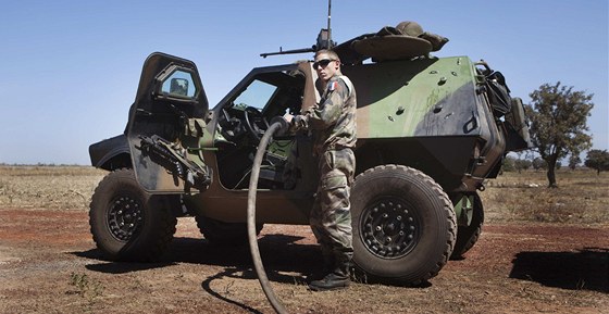 Francouztí vojáci na palub letadla smujícího do Mali (15. ledna 2013) | foto: Reuters