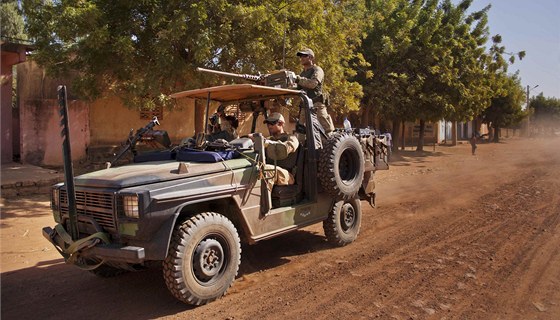 Francouztí vojáci postupují na sever Mali. (16. ledna 2013)