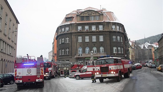 V rohovém dom hoelo v lonici bytu v podkroví. Hasii se dovnit dostali po