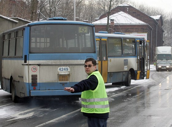 Takto to vypadá, kdy idi nezvládne autobus s harmonikou.