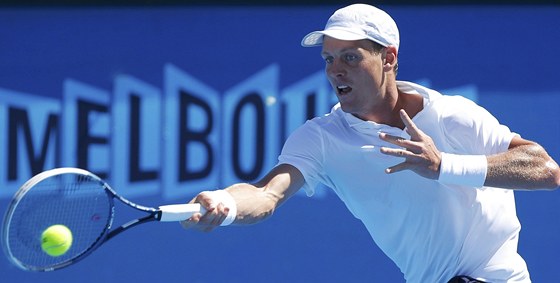 DLOUHÁ RUKA. Tomá Berdych trefuje míek pi zápase prvního kola Australian