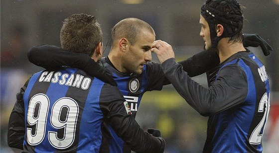 Christian Chivu (vpravo) jako obránce za Inter nastupoval v helm.