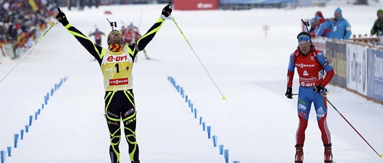 PRVNÍ V CÍLI. Francouzský biatlonista Martin Fourcade (vlevo) slaví své